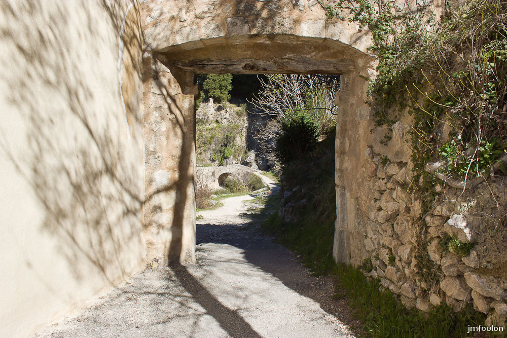 moustier-011.jpg - La porte et le pont du Riou vue de l'intérieur