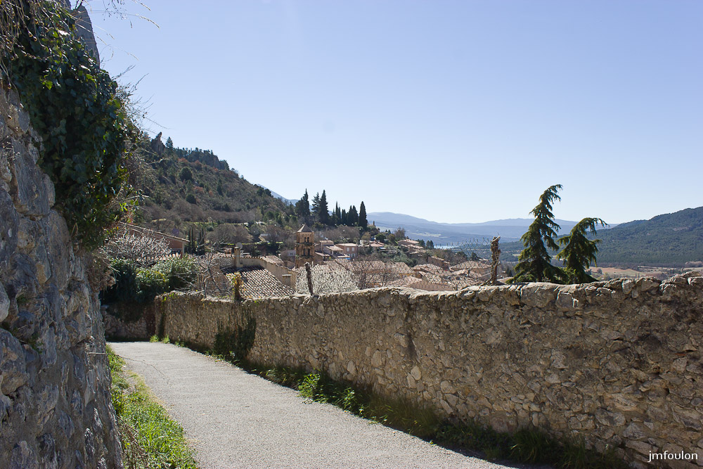 moustier-013.jpg - Vue vers le Sud. On aperçois au loin le lac de Sainte Croix