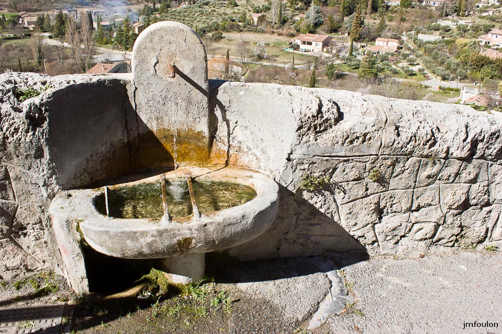 moustier-015.jpg - Sur le chemin qui mène de la porte du Riou au village se trouve une jolie petite fontaine