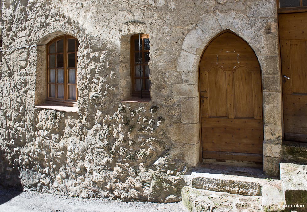 moustier-017.jpg - Une belle façade bien conservée