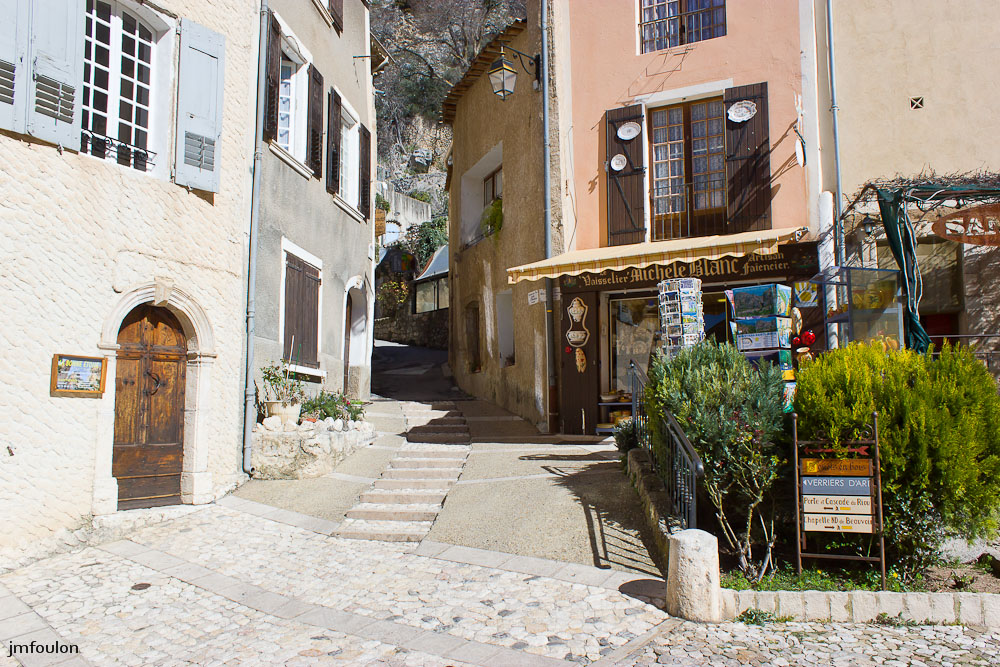 moustier-018.jpg - A gauche une belle porte et à droite une des nombreuses boutiques de faïence