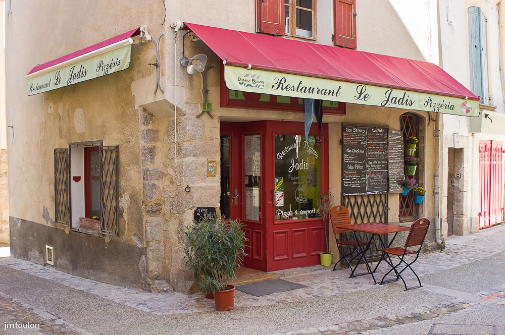 moustier-021.jpg - Restaurant  "le Jadis" dans le centre du village
