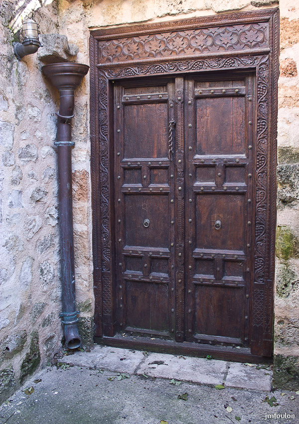 moustier-027.jpg - Belle porte dans une impasse