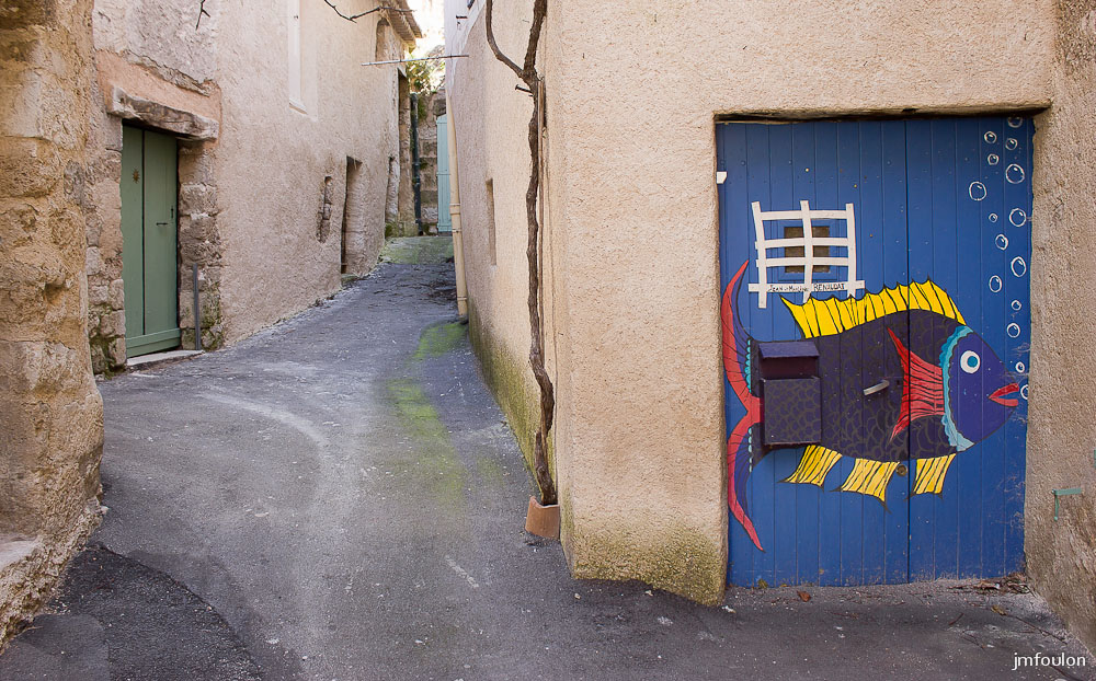 moustier-030.jpg - Ruelles dans le centre du village et une porte des plus originales !