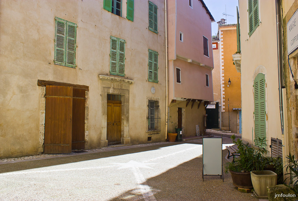 moustier-031.jpg - Placette dans le centre du village