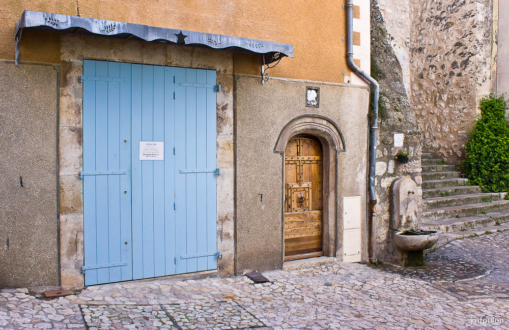 moustier-035.jpg - Ici un très bel ensemble entre cette marquise de zinc finement ouvragée, cette vieille porte, la petite fontaine et l'escalier à droite