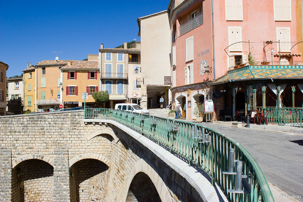 moustier-036.jpg - Vue sur Moustiers au niveau du pont qui enjambe le ravin de Notre Dame