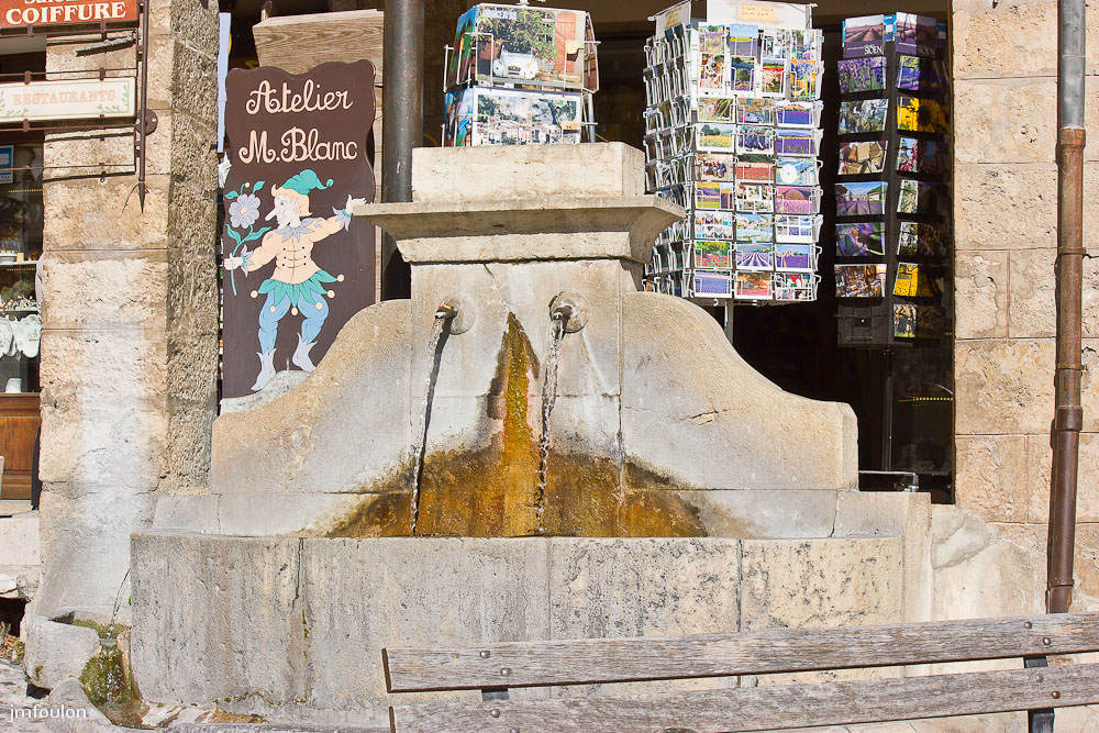 moustier-038.jpg - Une autre des belle fontaines de Moustier. Elle sont toutes en eau ...