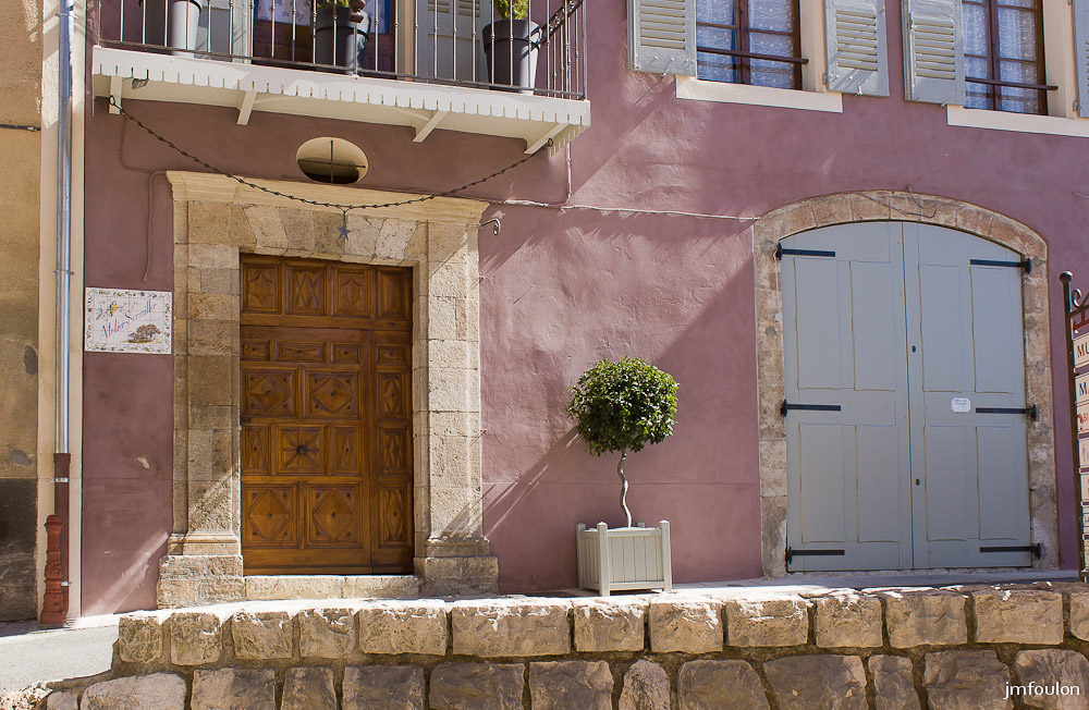 moustier-043.jpg - Une très belle façade rénovée avec goût