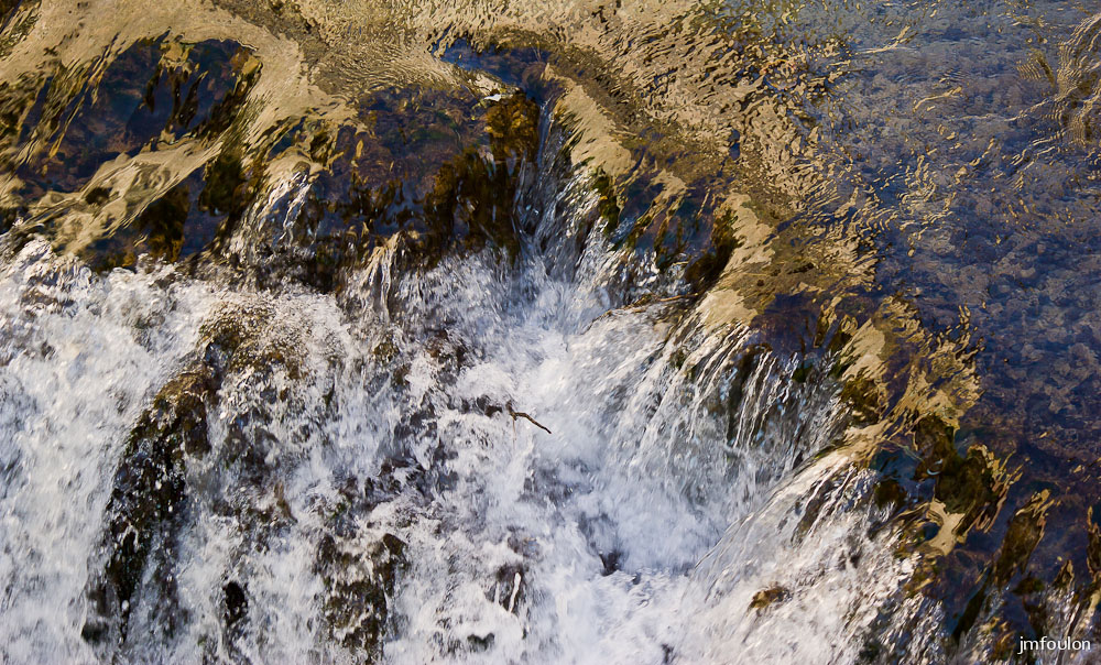 moustier-080.jpg - L'eau qui coule dans le ravin de Notre Dame