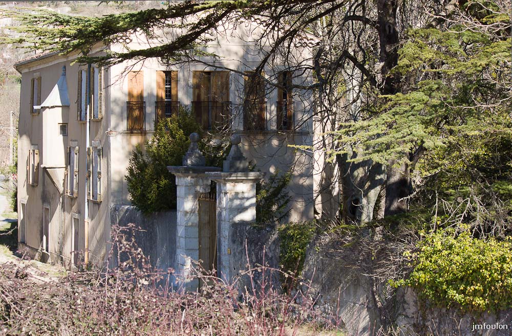 moustier-081.jpg - Belle demeure à l'entrée de Moustiers dans la plaine à 500m à l'Ouest du village