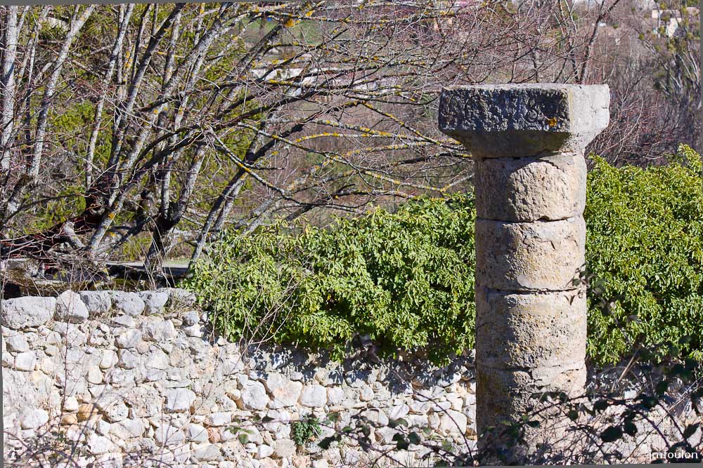 moustier-082.jpg - Près du mur d'enceinte Ouest de cette demeure, à l'extérieur, se trouve cette curieuse colonne