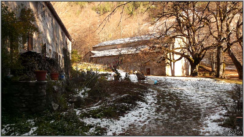 nd-lure-03web.jpg - Nous y voila. Dans le bâtiment de gauche vit un hermite. Il y a également un gîte toujours ouvert.. Le GR6 passe ici. Au fond ND de Lure, seul vestige de l'Abbaye. Allons y voir ! ...