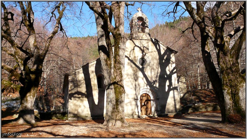 nd-lure-06web.jpg - ND de Lure (sud-est) et les trois arbres séculères qui la gardent depuis des siècles. Dans un alignement parfait se succède le portail, un occulus et le clocher. Le portail et l'occulus ne datent que de la fin du XIXème. Il avait à la place de l'occulus deux baies dont on peut encore voir la trace de l'intérieur, en regardant au dessus de la tribune.