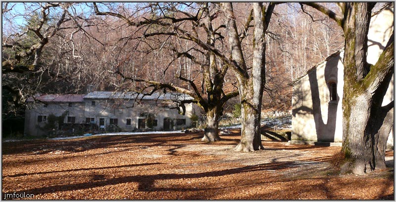 nd-lure-07web.jpg - Vue sur le gite et la maison de l'hermite. Ici, ni eau courrante, ni électricité, ni téléphone, ni télé ... Le calme et la sérénité reignent en Maîtres