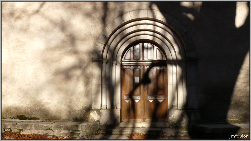 nd-lure-12web.jpg - Portail de la façade. Celui-ci ne date que de la fin du XIXème