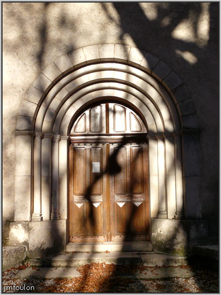 nd-lure-13web.jpg - Portail de la façade. Nous ne verrons pas l'intérieur, c'est fermé hors saison