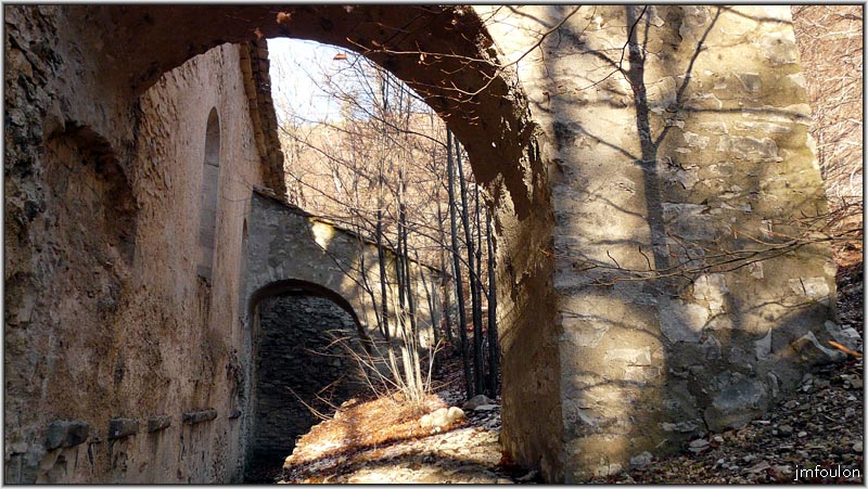 nd-lure-14web.jpg - Face est. Ici se trouvait, jadis, le cloître, voûté de pierre (ce qui est exceptionnel pour les chalaisiens) et les bâtiments conventionnels (dortoir, Réfectoire...)