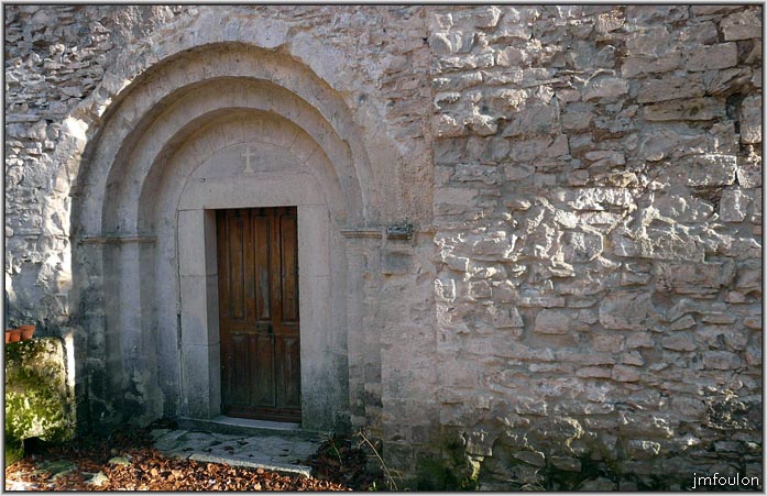 nd-lure-15web.jpg - Côté ouest, le portail Roman a triple voussure. Ce portail s'ouvre sur le faux collatéral. Il ne date pas de la construction de l'église mais fut mis en place très vite (fin XII - début XIII).