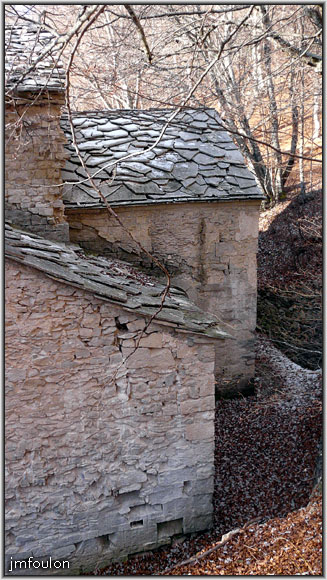 nd-lure-17web.jpg - Au nord, le chevet. Tout l'édifice est couvert de lauzes