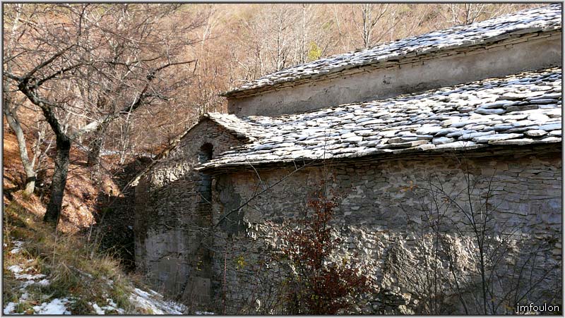 nd-lure-18web.jpg - Sud-ouest de l'édifice. Au premier plan, plus bas que la  nef, se trouve une salle appelée faux collatéral car elle est séparée de la nef centrale par un mur. On ne sait pas précisément à quoi elle servait.