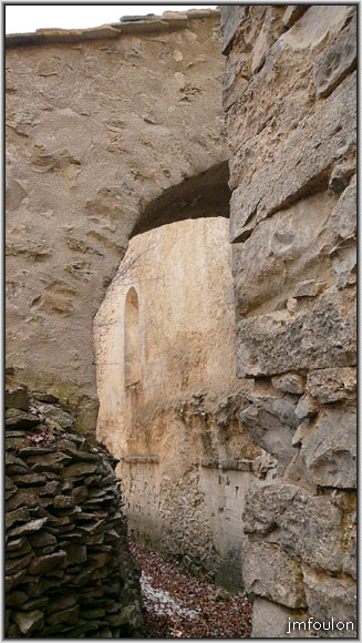 nd-lure-21web.jpg - En longeant le mur est ou se trouvaient  jadis le cloître et les autres bâtiments