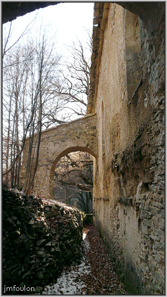 nd-lure-22web.jpg - En longeant le mur est ou se trouvaient  jadis le cloître et les autres bâtiments