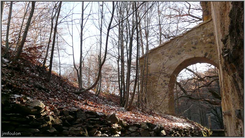 nd-lure-23web.jpg - En longeant le mur est ou se trouvaient  jadis le cloître et les autres bâtiments