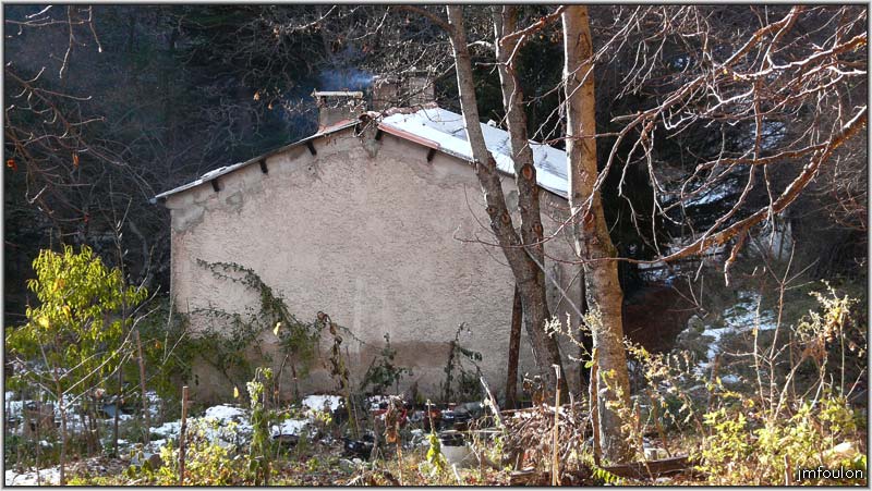 nd-lure-25web.jpg - Monsieur l'Hermite chauffe. Il faut dire qu'il fait particulièrement froid. Nous sommes ici dans une combe, à plus de 1200 m d'altitude