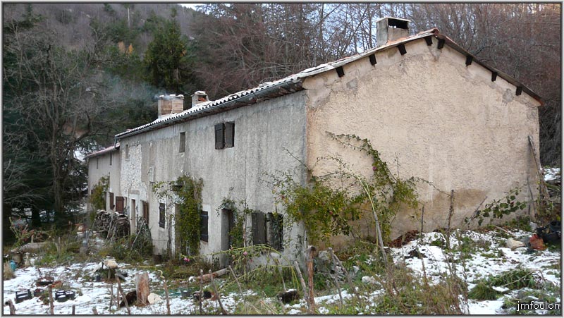 nd-lure-26web.jpg - Autre vue sur les bâtiments se trouvant  à l'entrée du site