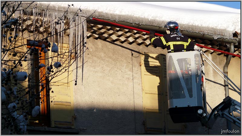 Sisteron-pompier.jpg - Pompier faisant tomber les chandelles de glace des goutières rue de Provence. et voila !