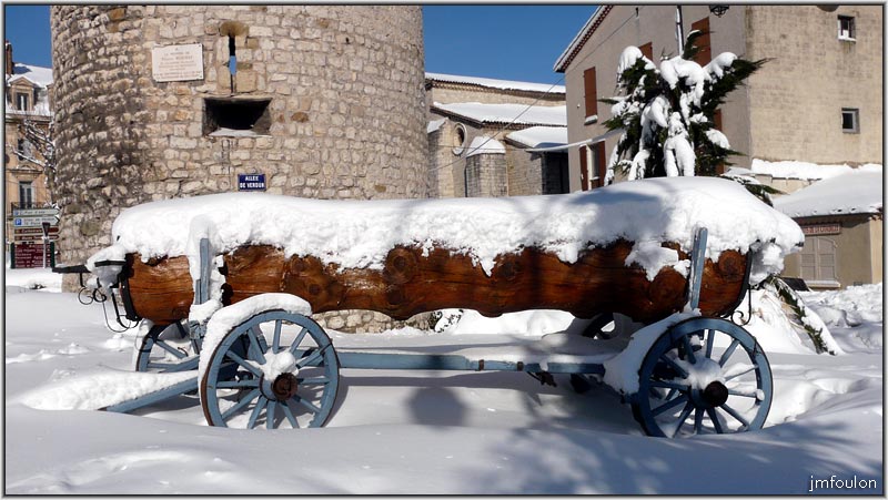 neige-11-1-2010-03.jpg - Charriot enneigé devant la tour de la Médisance