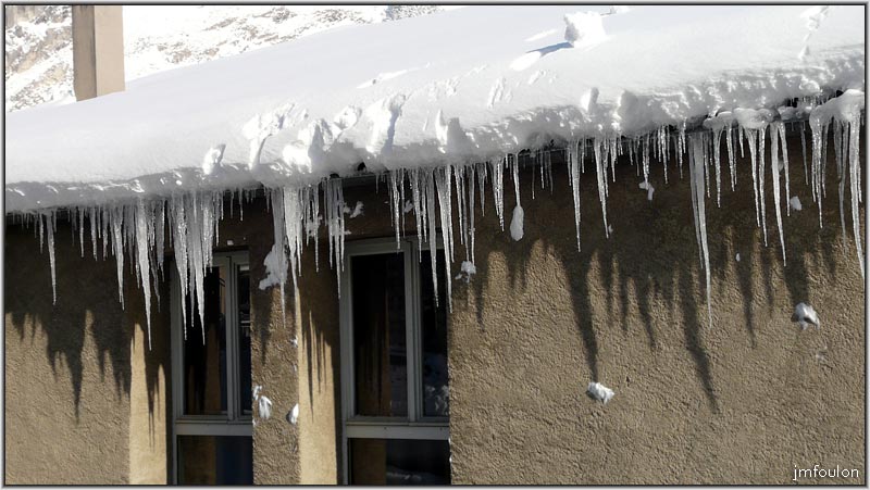 neige-11-1-2010-05.jpg - Chadelles de glace sur la gouttière du club du 3ème Age à Bourg Reynaud ( Bourg Reynaud et la ville basse )