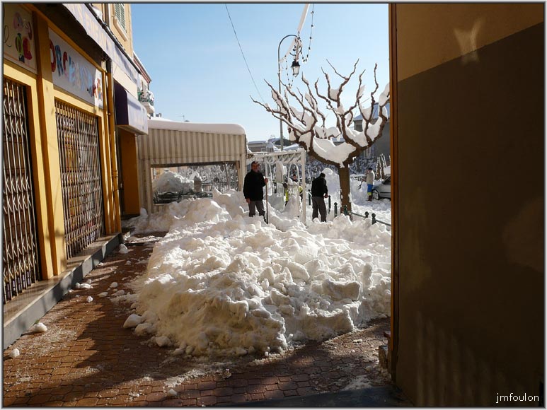 neige-11-1-2010-21.jpg - Déneigement place Paul Arène