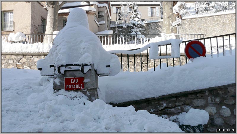 neige-11-1-2010-24.jpg - Fontaine ensevelie sous la neige