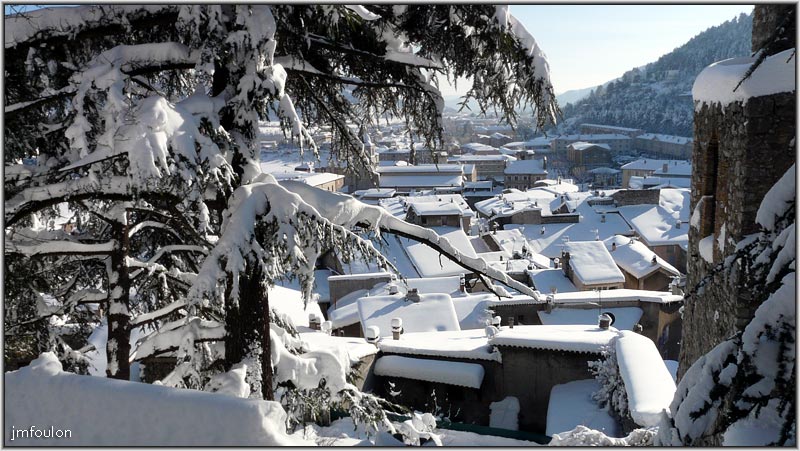 neige-11-1-2010-34.jpg - Vue sur la ville ( à droite la tour du rempart ) Rempart qui ceindait la ville de part en part au moyen-age