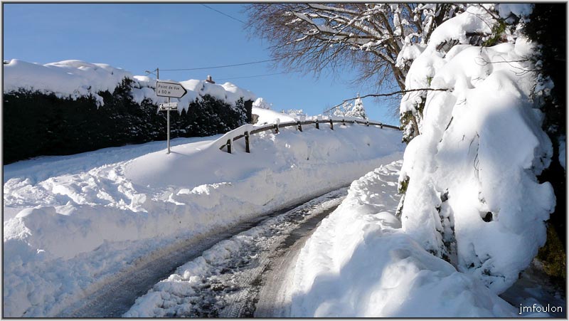 neige-11-1-2010-38.jpg - Montons au Collet. Le collet est la partie la plus haute de la ville au nord. On y trouve le cimetière