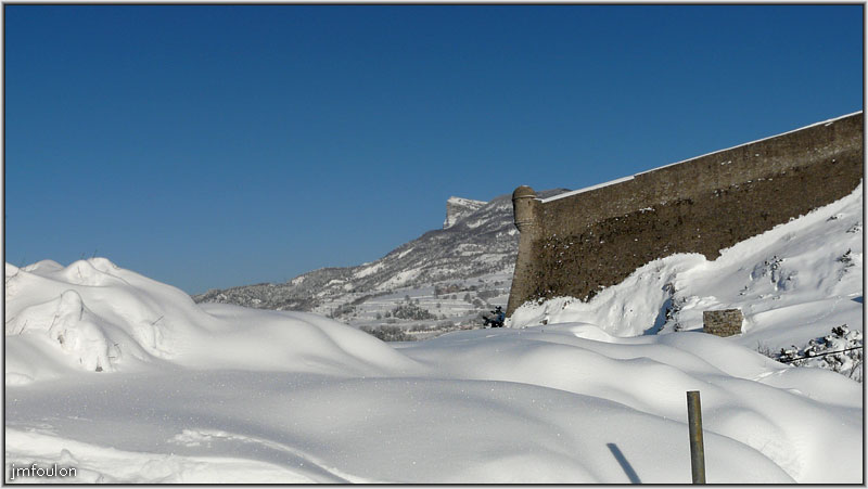 neige-11-1-2010-41.jpg - La citadelle et au loin la montagne de Gâche.J' y suis monté il y a peu. Voir galerie correspondante http://www.foulonjm.com/pierre-ecrite.html