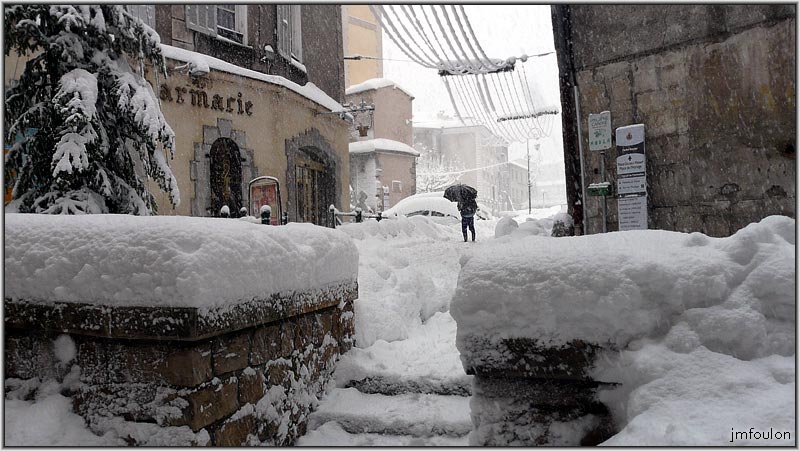 sisteron-neige-8-1-2010_31w.jpg - Place de l'Horloge vue de la fin de la rue du Glissoir