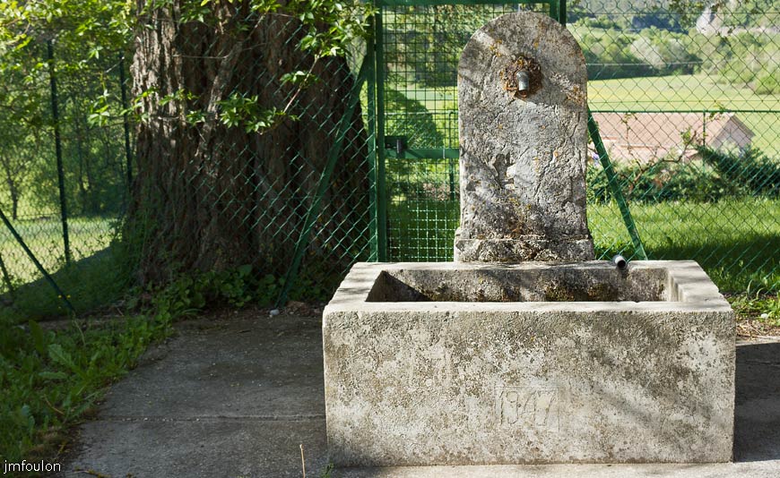 bcle-st-jacques-09.jpg - Nibles - Fontaine datée de 1947