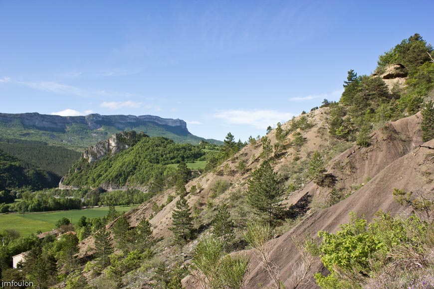 bcle-st-jacques-15.jpg - Au loin, vue l'ubac de Gache (1189 m). Au second plan, le rocher de la Bâtie ou se trouve la Tour de Guet et l'ancien village de Nibles. Voir la galerie http://www.foulonjm.com/htp-tour-nibles.html