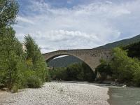 Nyons  De pur style roman, ce pont avec une arche unique de 43 mètres de long s’élève à plus de 18 mètres de haut. Construit entre 1341 et 1409 selon les plans des frères pontifes, le pont fut inauguré l’année de son achèvement par l’évêque de Vaison