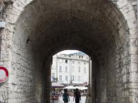 Nyons  Porte Saint Jacques qui ouvre sur la place du Docteur Bourdongle (dite Place des Arcades)