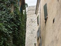 Nyons  Ruelle menant vers le château féodal, dit vieux château (XVIe siècle) que l'on aperçois au fond