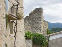 Nyons  Vestiges du château dans le quartier des Forts