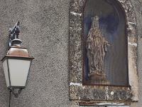 Nyons  Statue dans la façade d'une petite maison près de la Tour Randonne