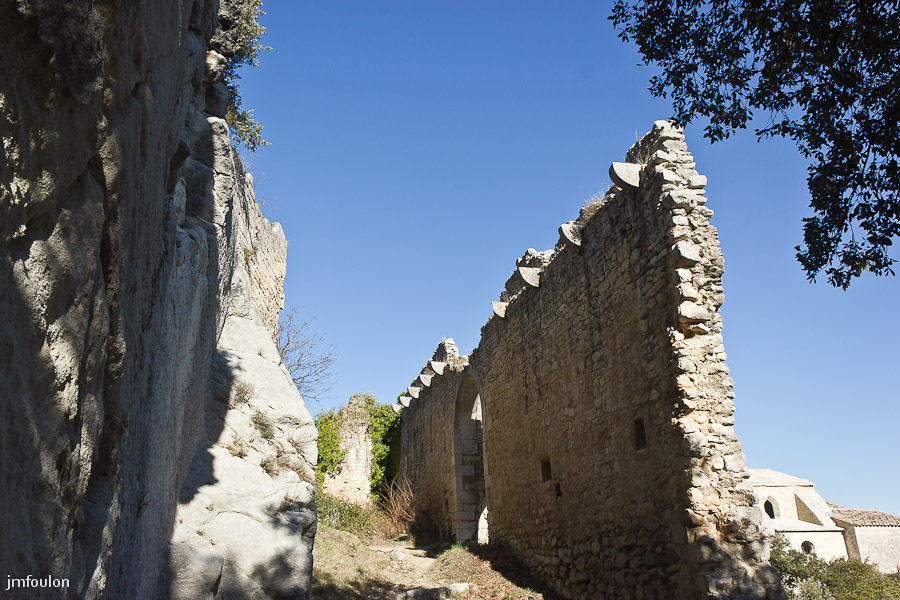 chateau-011-2.jpg - Autre vue de la première muraille.