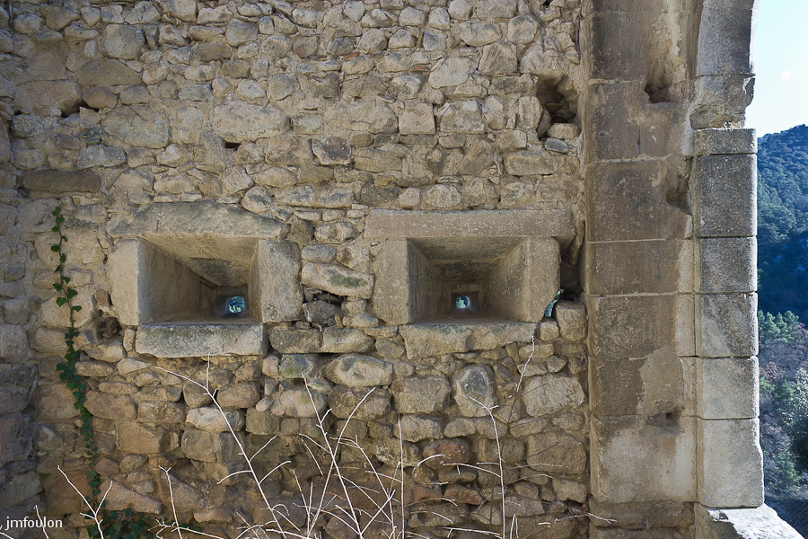 chateau-017-2.jpg - Bouches à feu sur la construction carrée à l'Est du château.