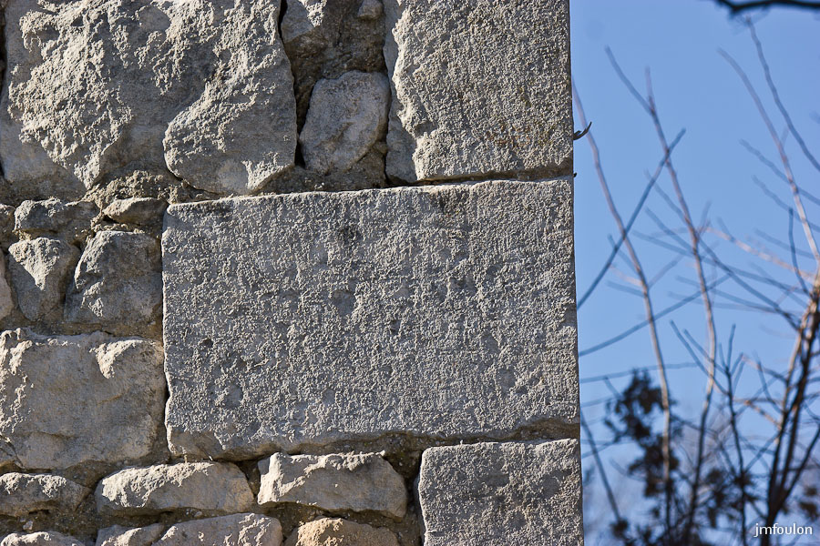 chateau-020-2.jpg - Détail du chaînage d'angle entre les murs Est et Nord de la première enceinte.