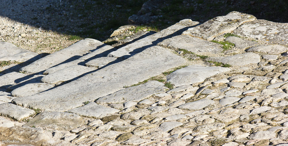 chateau-021-2.jpg - Détail de la calade entre le château et la collégiale ND Dalidon.